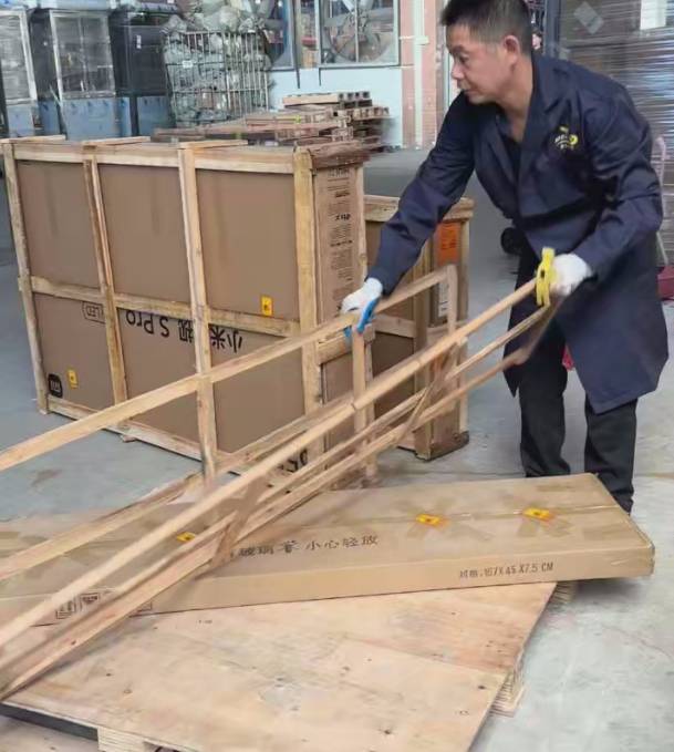 掛壁空調(diào)集運香港會摔壞嗎<strong></p>
<p>空調(diào)銅管</strong>？鑫航銅管防護+外機木架實測:空調(diào)銅管