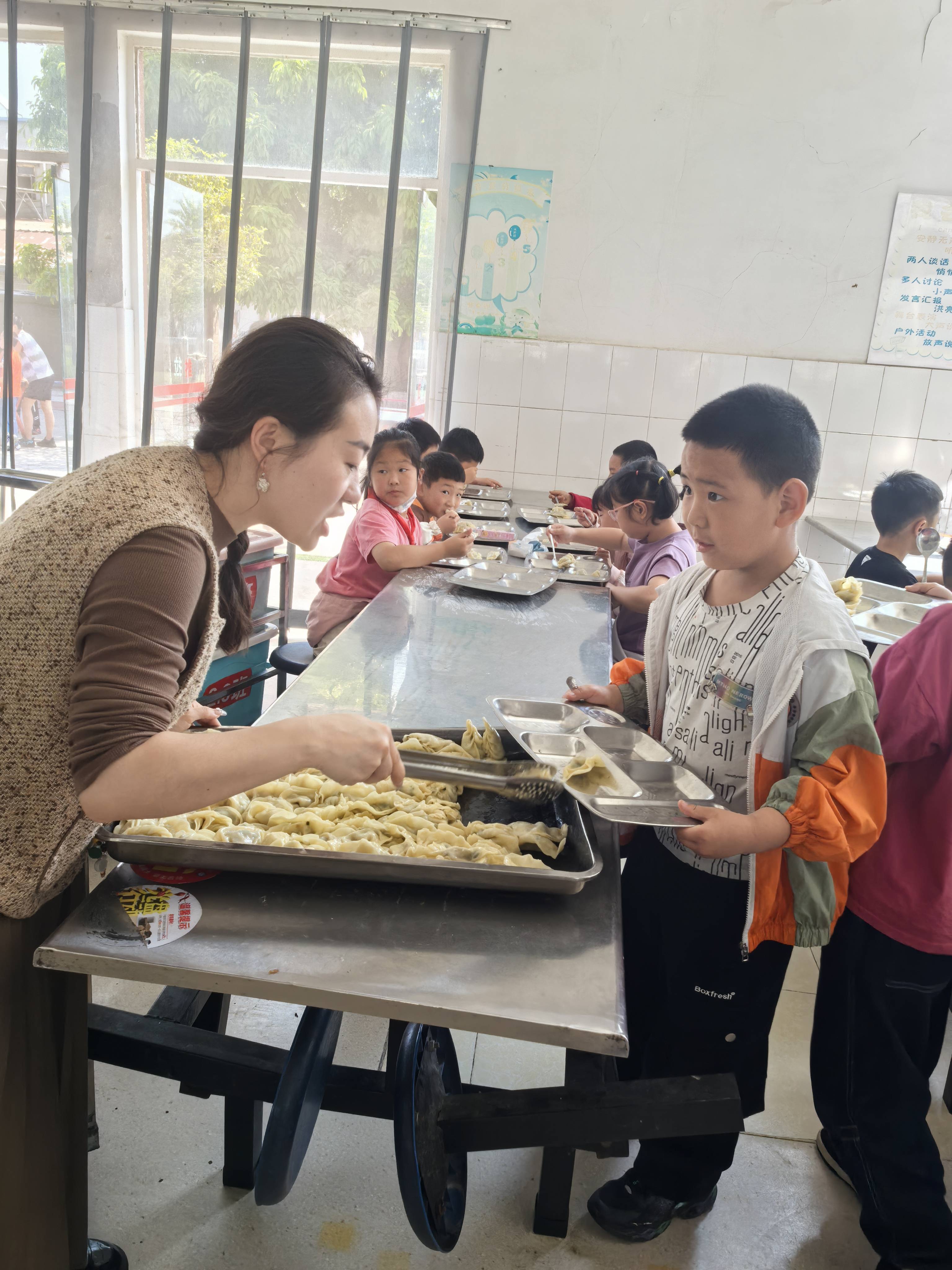 小手塑責(zé)任 餃香浸品格 ——綿陽(yáng)市游仙區(qū)石馬小學(xué)開(kāi)展千人包餃子主題活動(dòng):包塑銅管