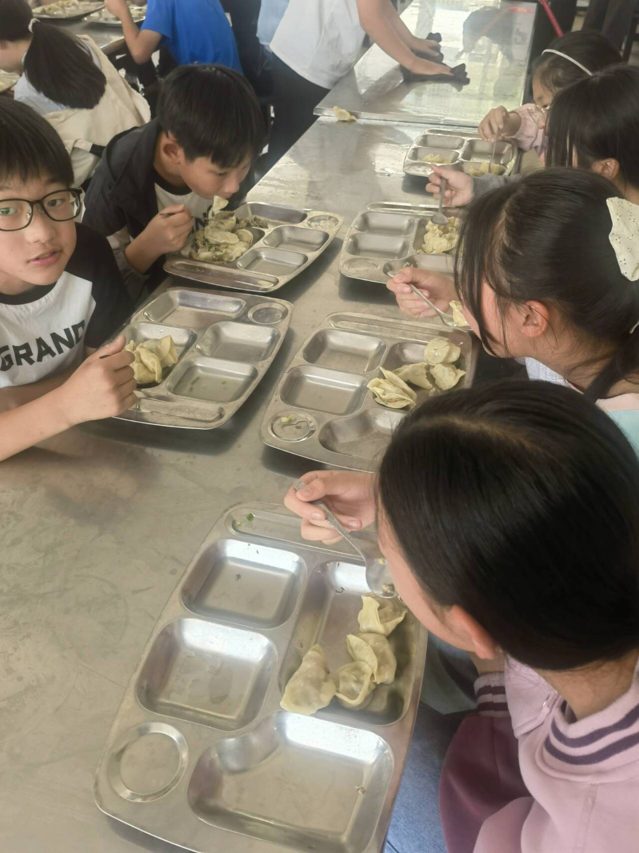 小手塑責(zé)任 餃香浸品格 ——綿陽(yáng)市游仙區(qū)石馬小學(xué)開(kāi)展千人包餃子主題活動(dòng):包塑銅管