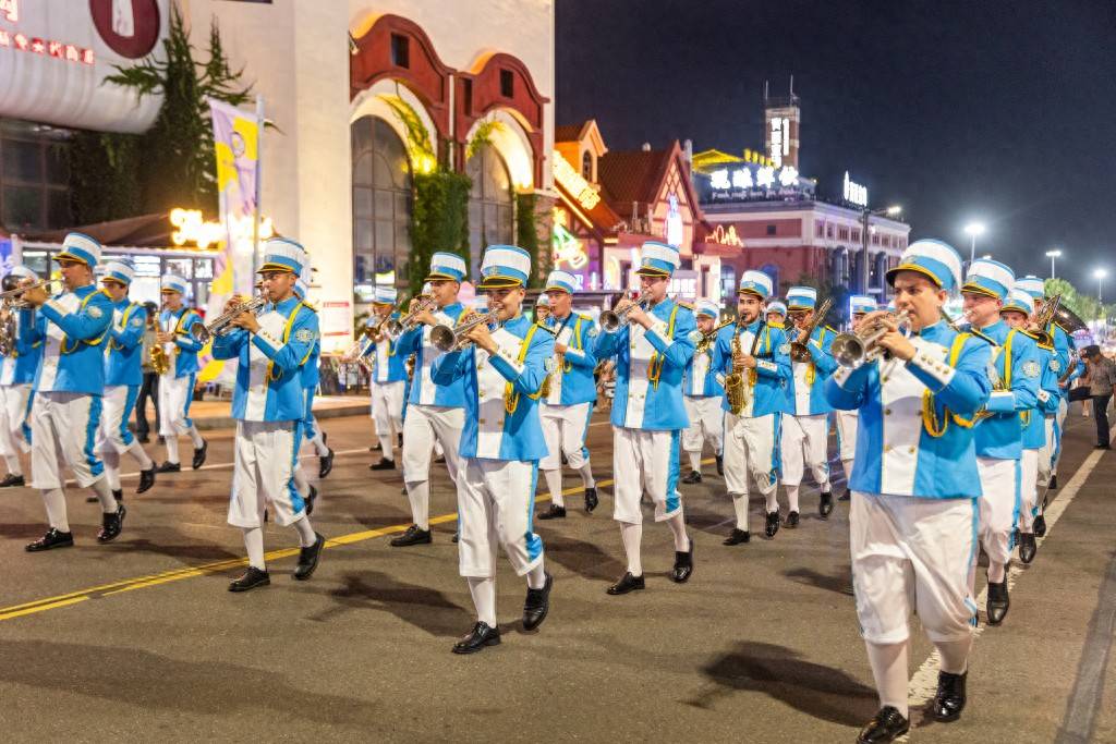 銅管樂+儀仗隊(duì) 啤酒城夜巡驚艷上演:銅管