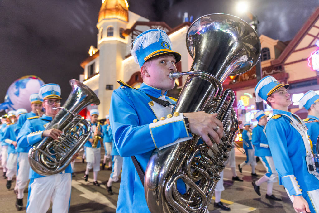 銅管樂+儀仗隊(duì) 啤酒城夜巡驚艷上演:銅管