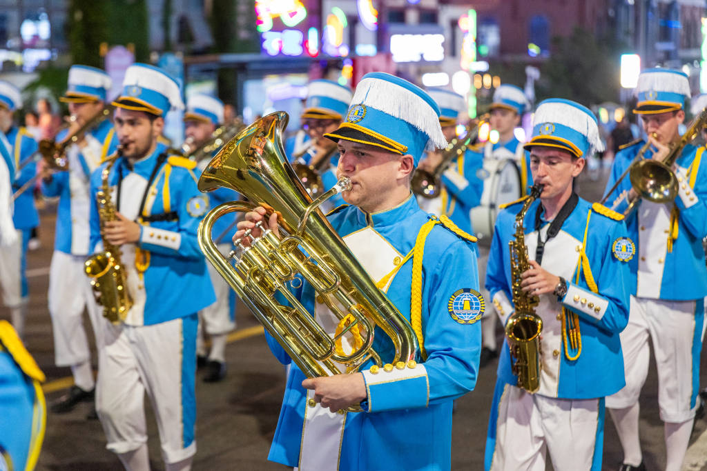 銅管樂+儀仗隊(duì) 啤酒城夜巡驚艷上演:銅管