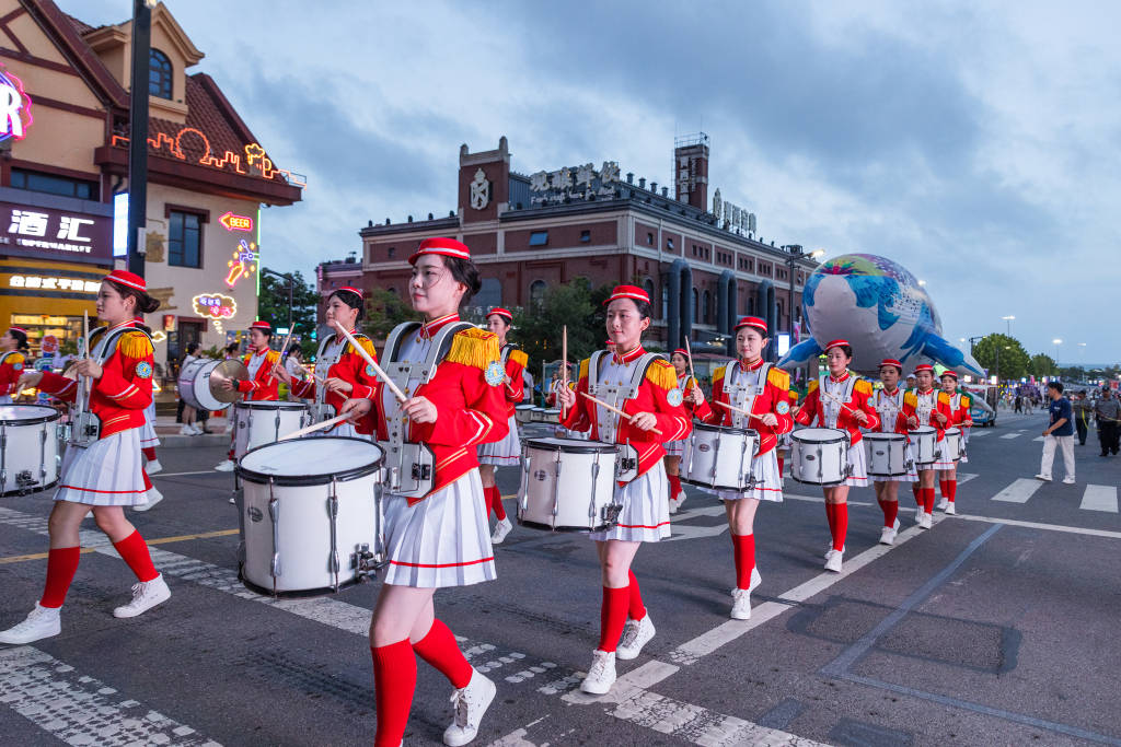 銅管樂+儀仗隊(duì) 啤酒城夜巡驚艷上演:銅管