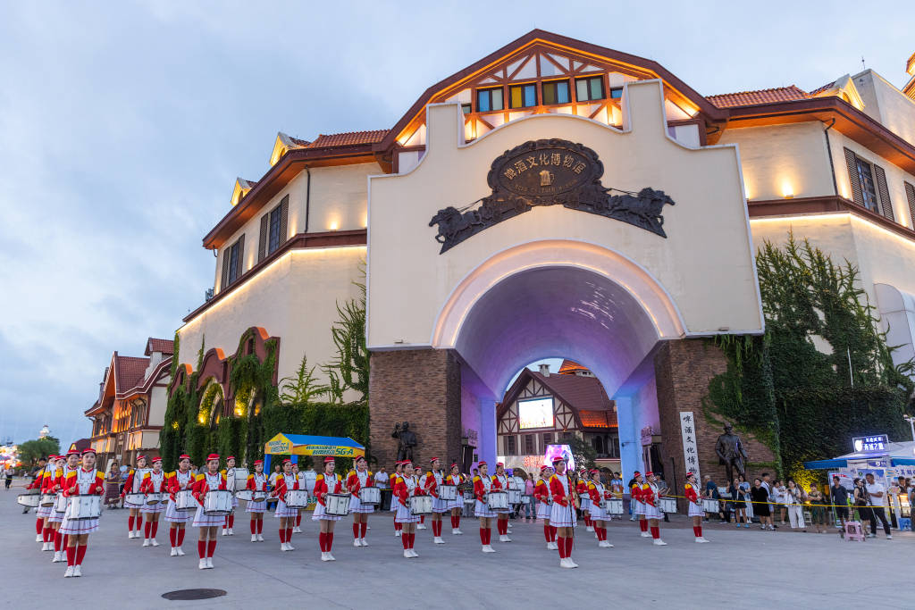 銅管樂+儀仗隊(duì) 啤酒城夜巡驚艷上演:銅管