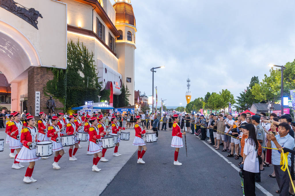 銅管樂+儀仗隊(duì) 啤酒城夜巡驚艷上演:銅管
