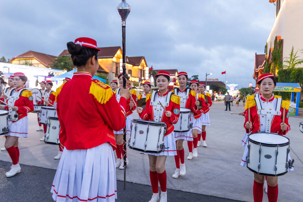 銅管樂+儀仗隊(duì) 啤酒城夜巡驚艷上演:銅管