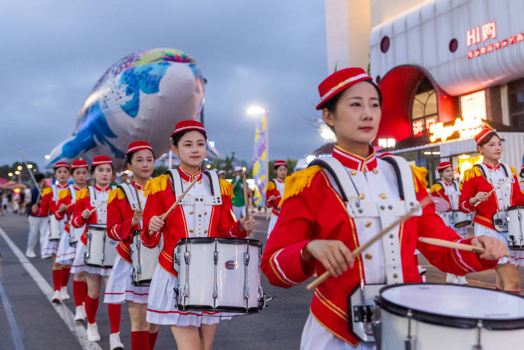 銅管樂+儀仗隊(duì) 啤酒城夜巡驚艷上演:銅管