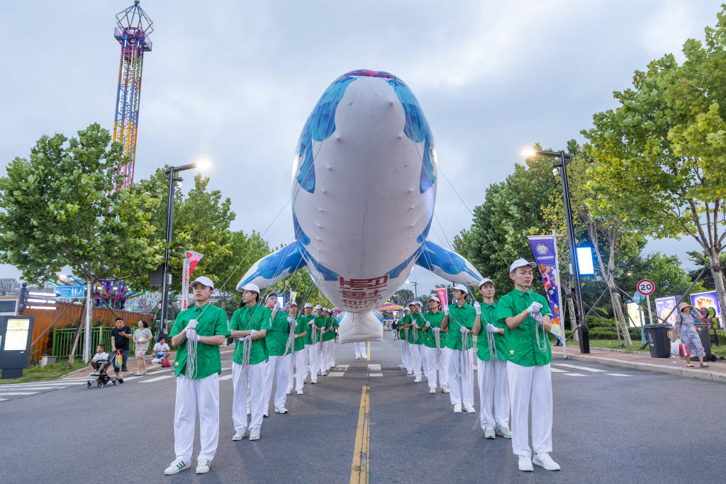 銅管樂+儀仗隊(duì) 啤酒城夜巡驚艷上演:銅管