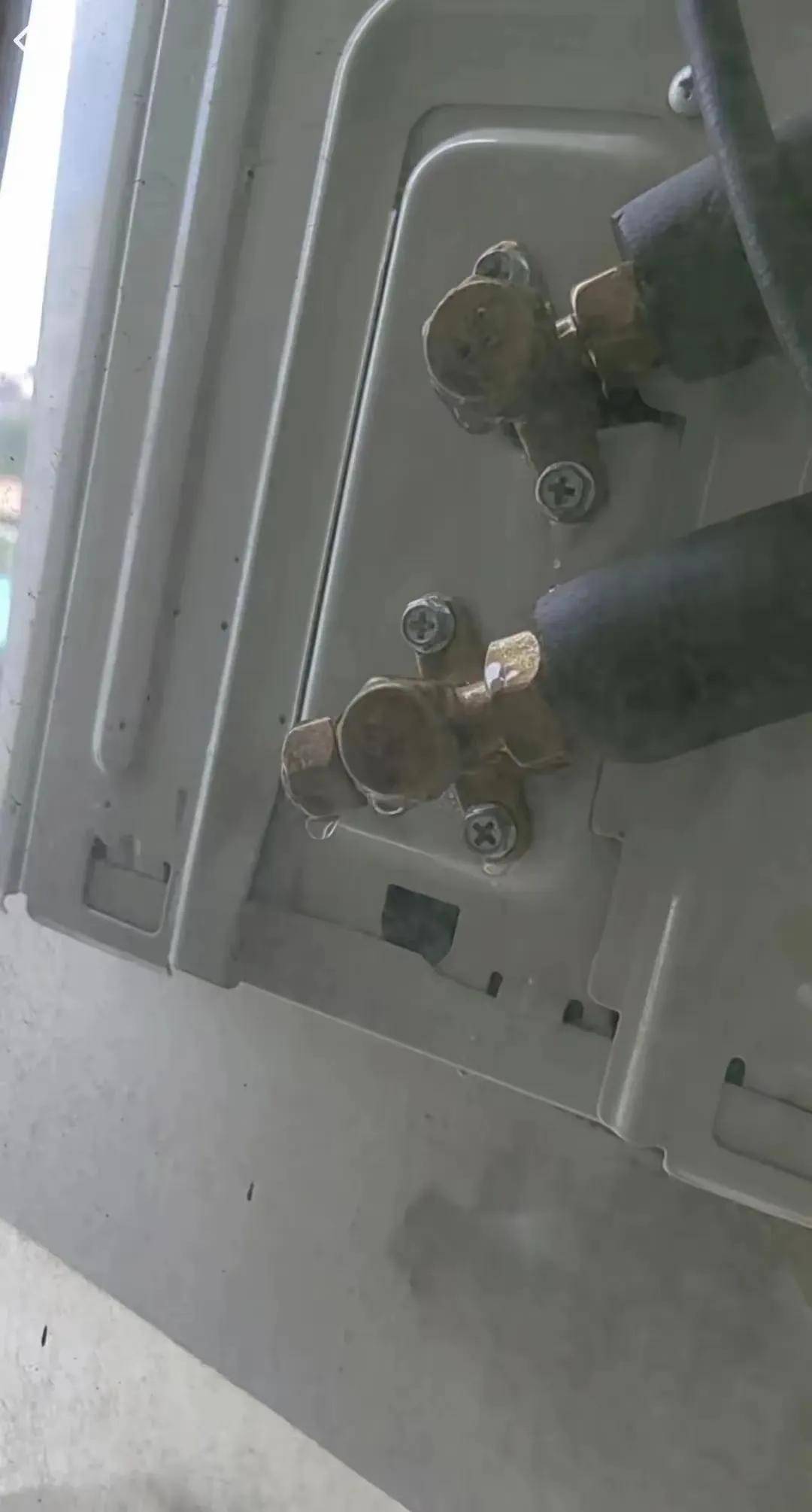 河北有個男的在給父母房間裝空調的時候突然發(fā)現外機銅管居然沒包:空調銅管