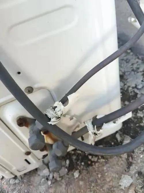 河北有個男的在給父母房間裝空調的時候突然發(fā)現外機銅管居然沒包:空調銅管